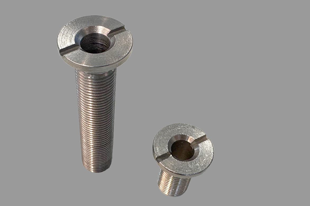 Kleine Schraube und massgefertigte grosse Schraube.