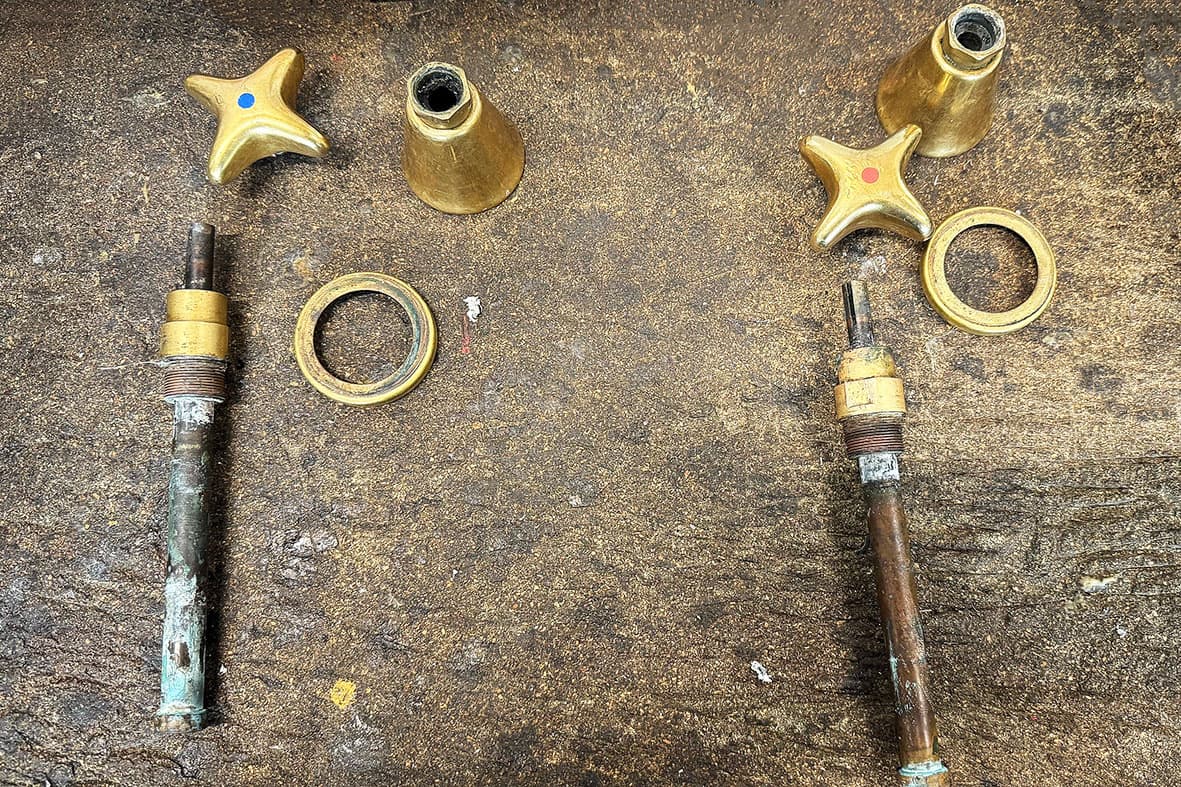 Warm- und Kaltwasserventil demontiert